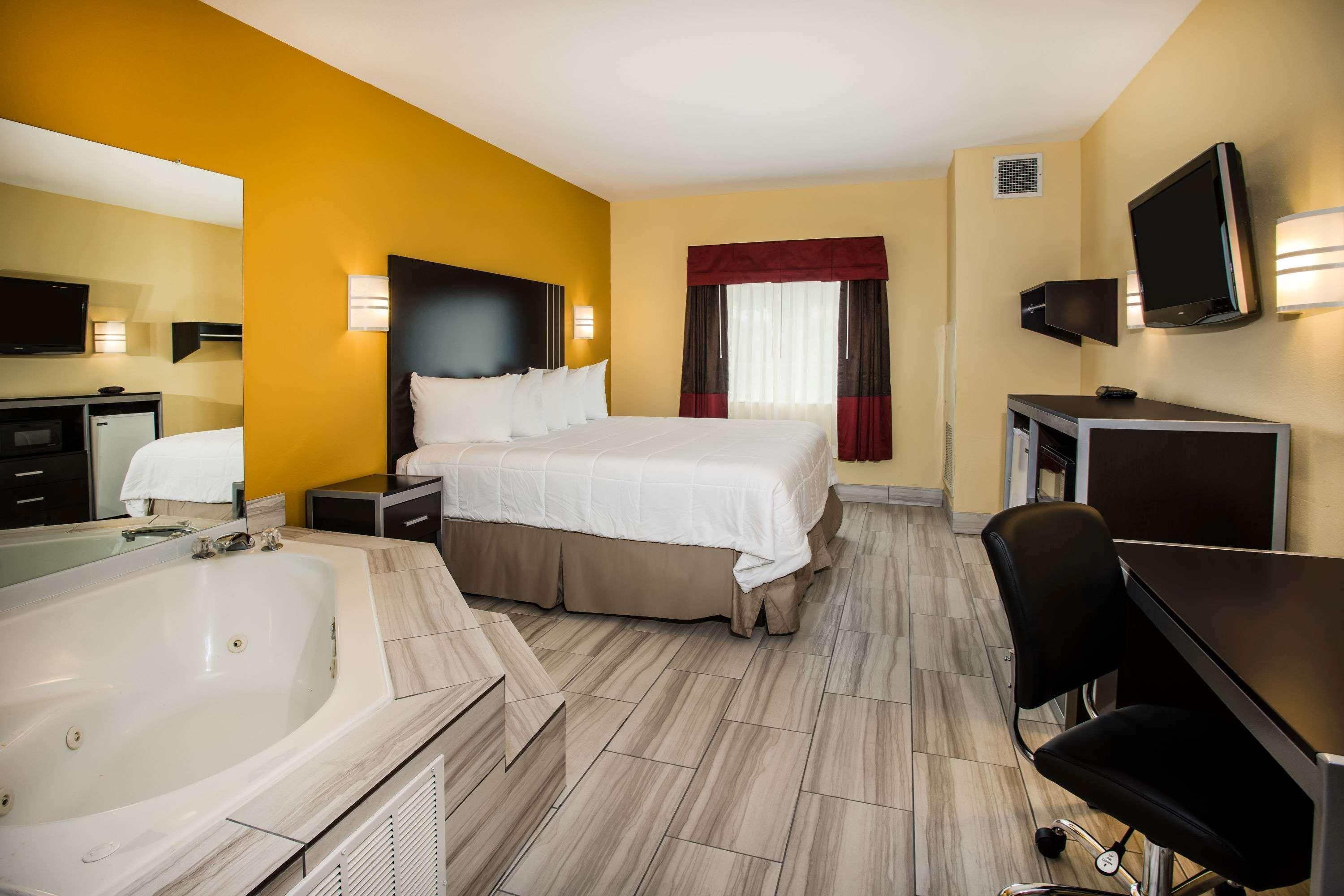 Days Inn & Suites By Wyndham Augusta Near Fort Eisenhower Экстерьер фото