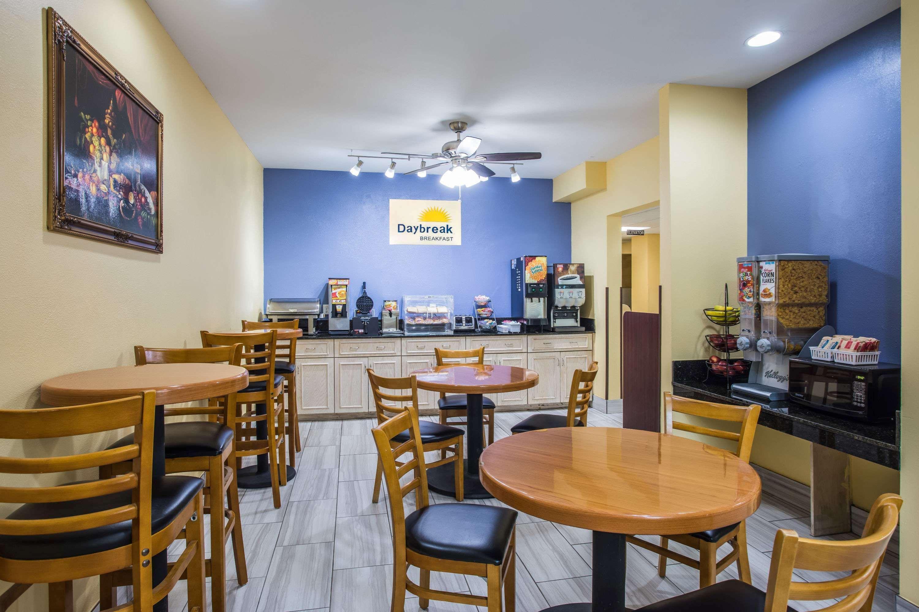 Days Inn & Suites By Wyndham Augusta Near Fort Eisenhower Экстерьер фото