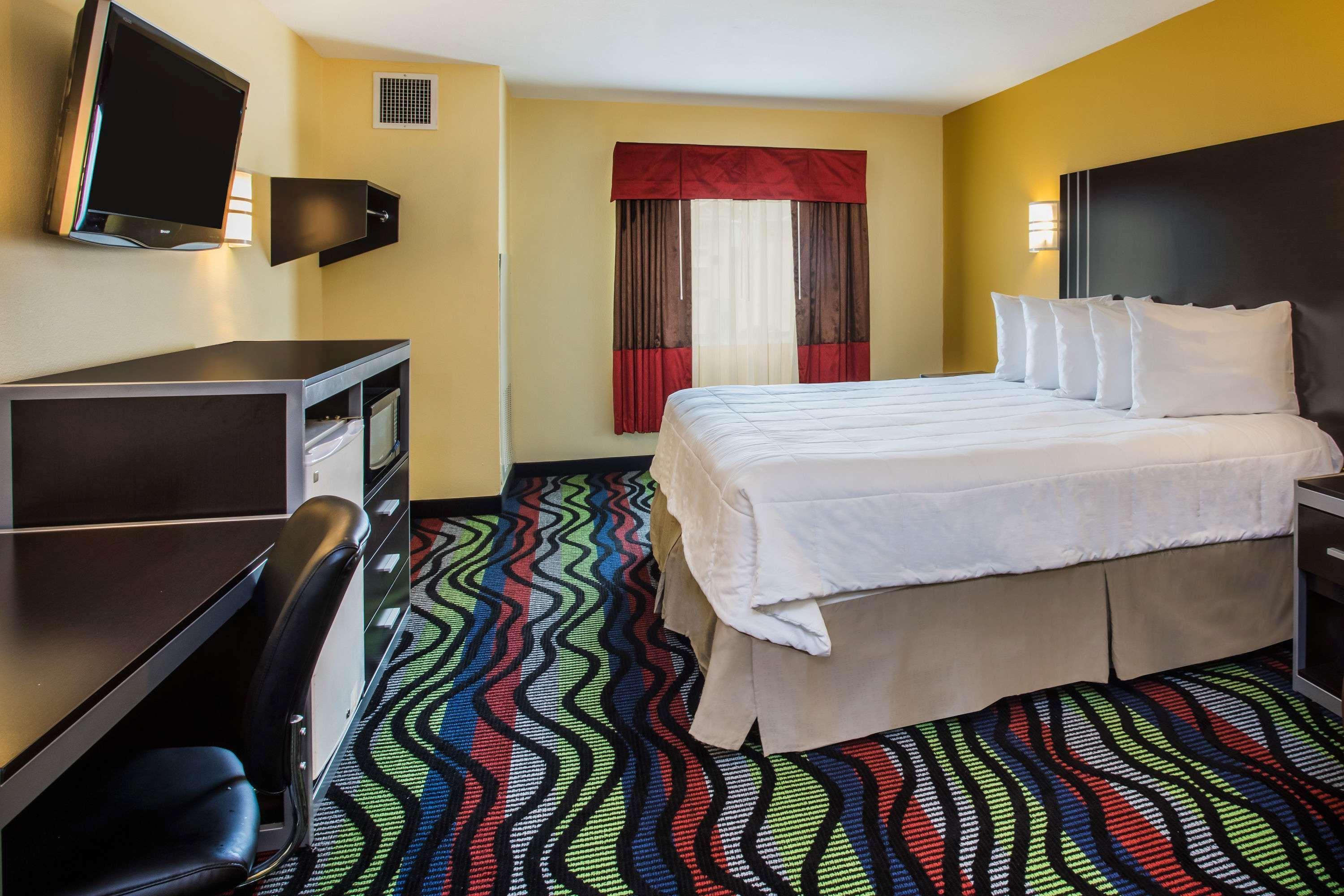 Days Inn & Suites By Wyndham Augusta Near Fort Eisenhower Экстерьер фото
