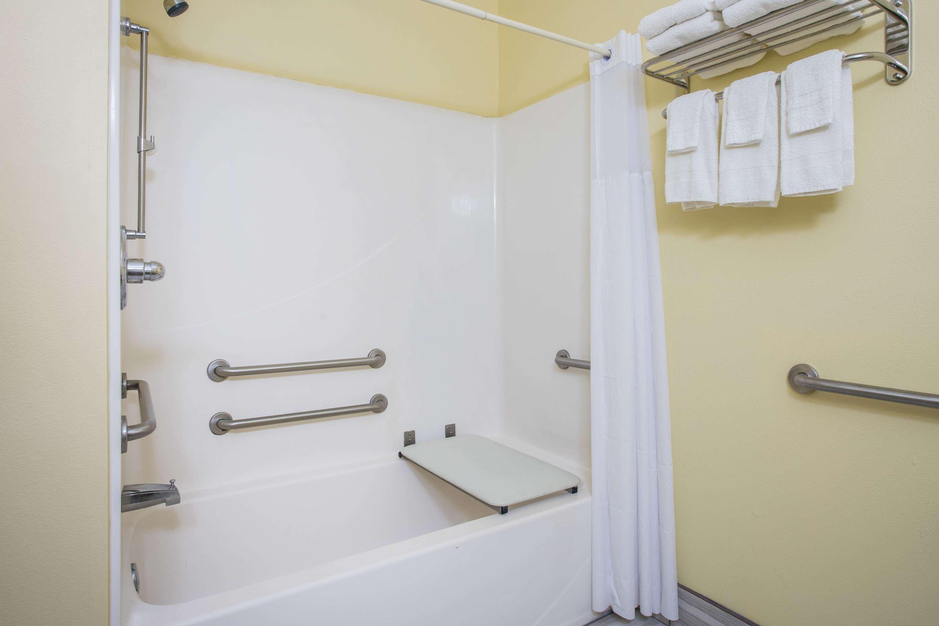Days Inn & Suites By Wyndham Augusta Near Fort Eisenhower Экстерьер фото