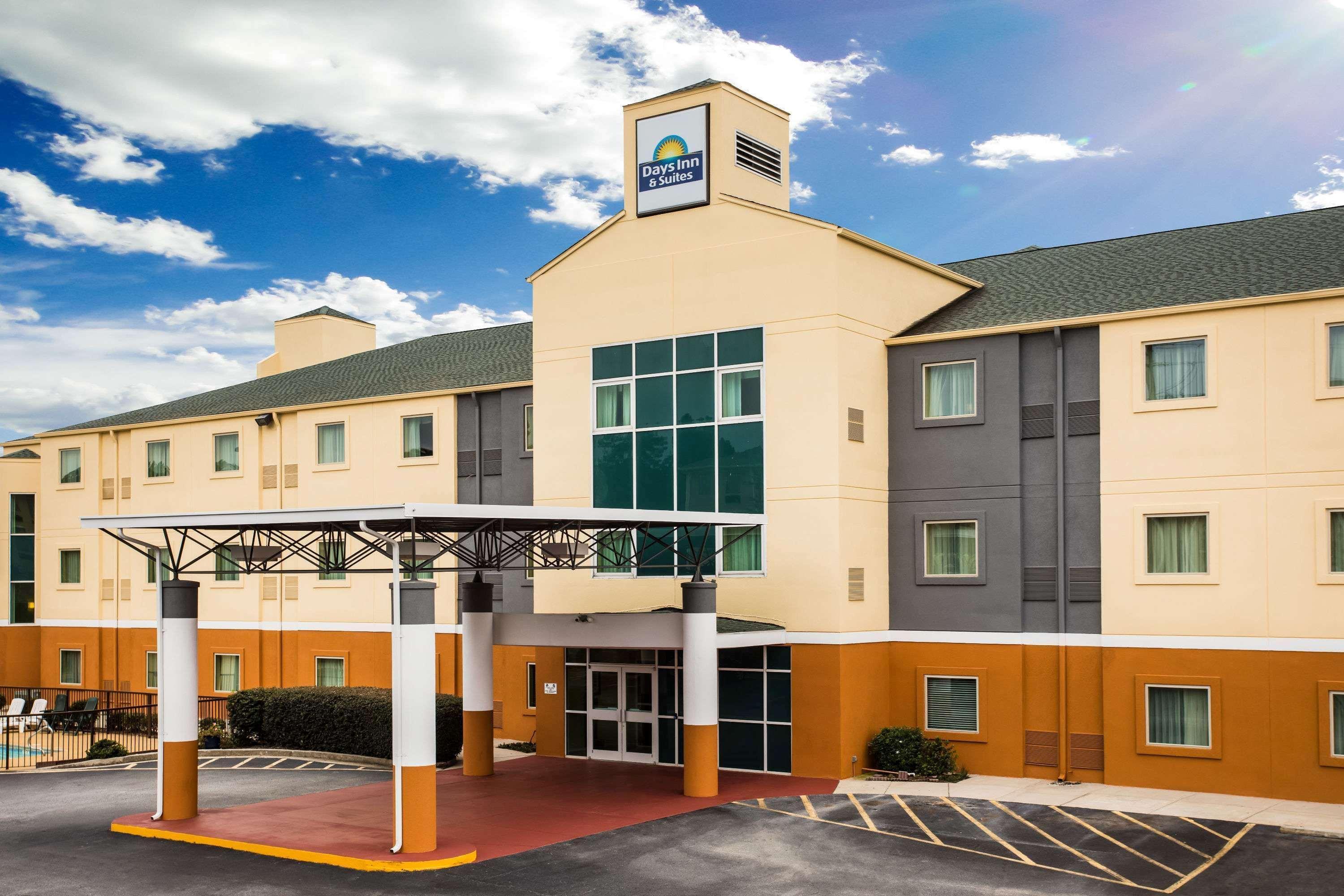 Days Inn & Suites By Wyndham Augusta Near Fort Eisenhower Экстерьер фото