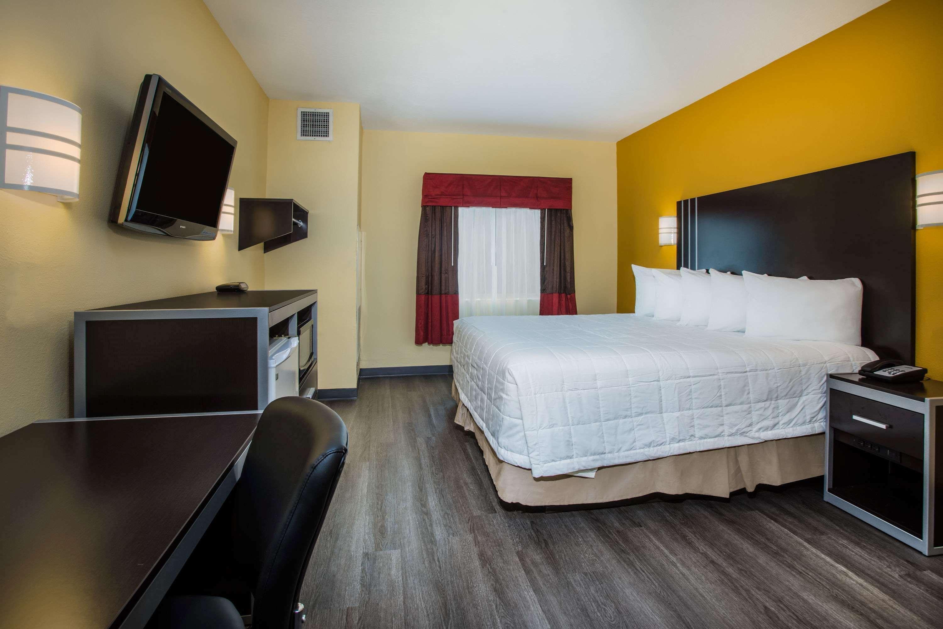Days Inn & Suites By Wyndham Augusta Near Fort Eisenhower Экстерьер фото