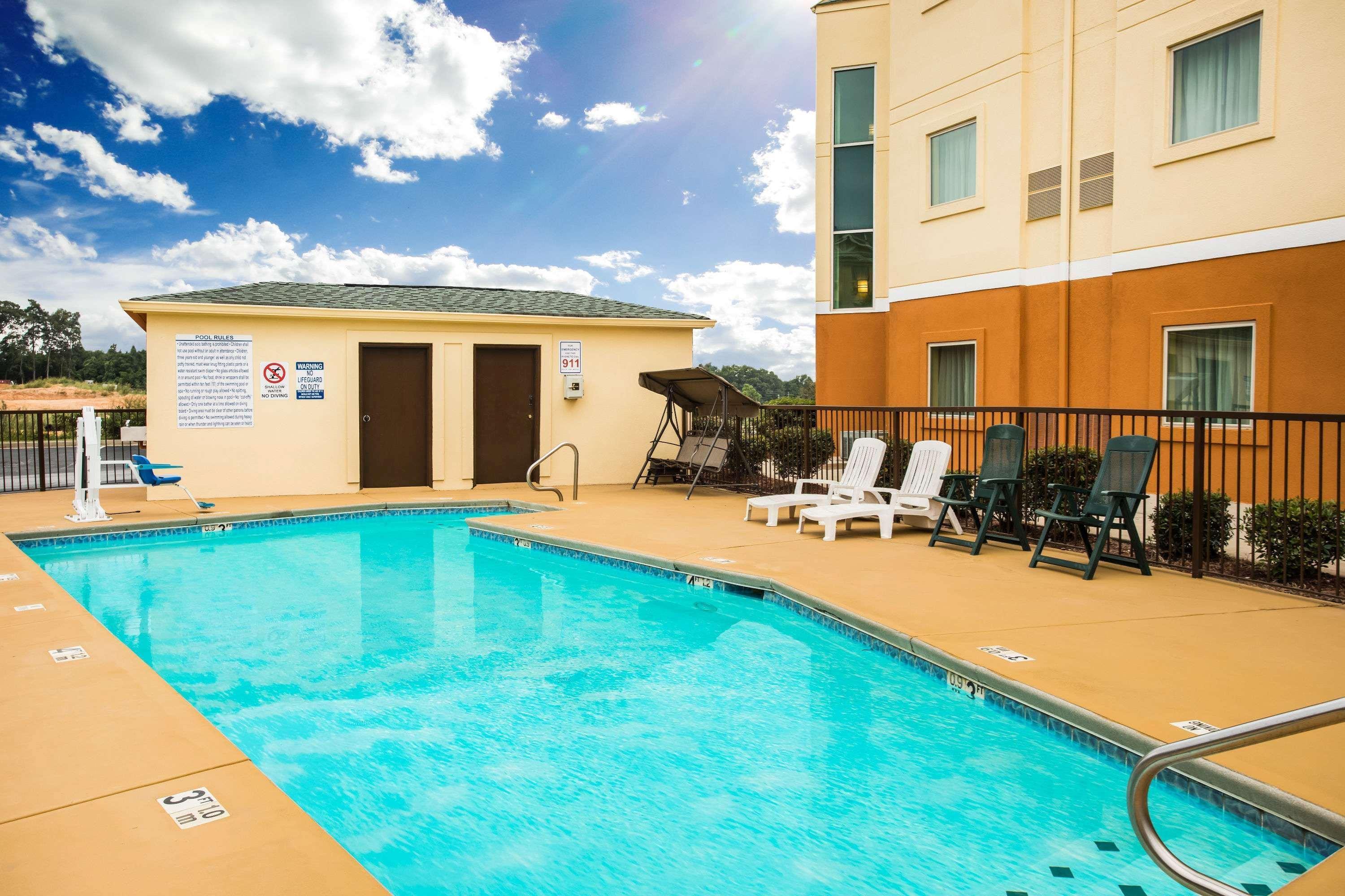 Days Inn & Suites By Wyndham Augusta Near Fort Eisenhower Экстерьер фото