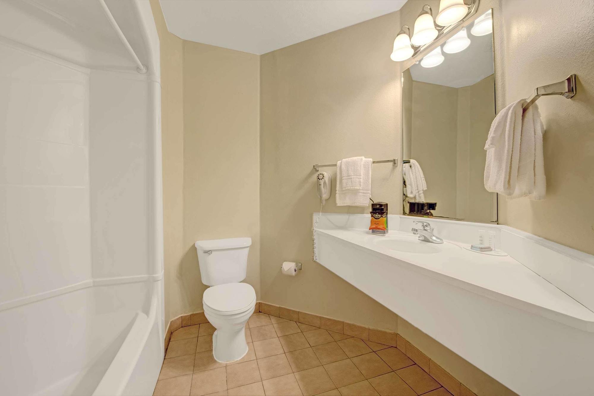 Days Inn & Suites By Wyndham Augusta Near Fort Eisenhower Экстерьер фото