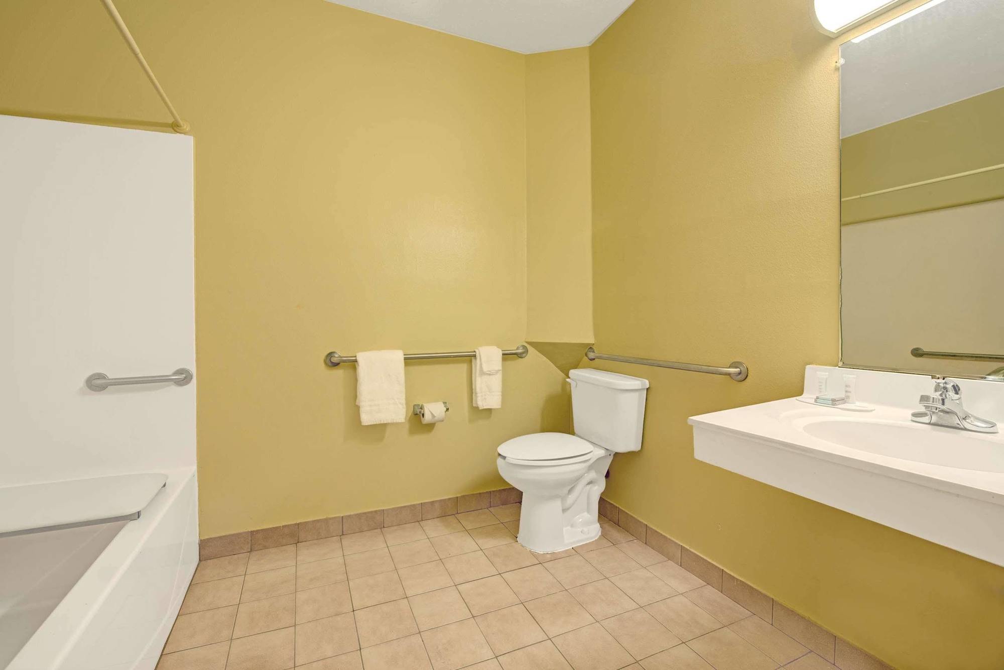 Days Inn & Suites By Wyndham Augusta Near Fort Eisenhower Экстерьер фото