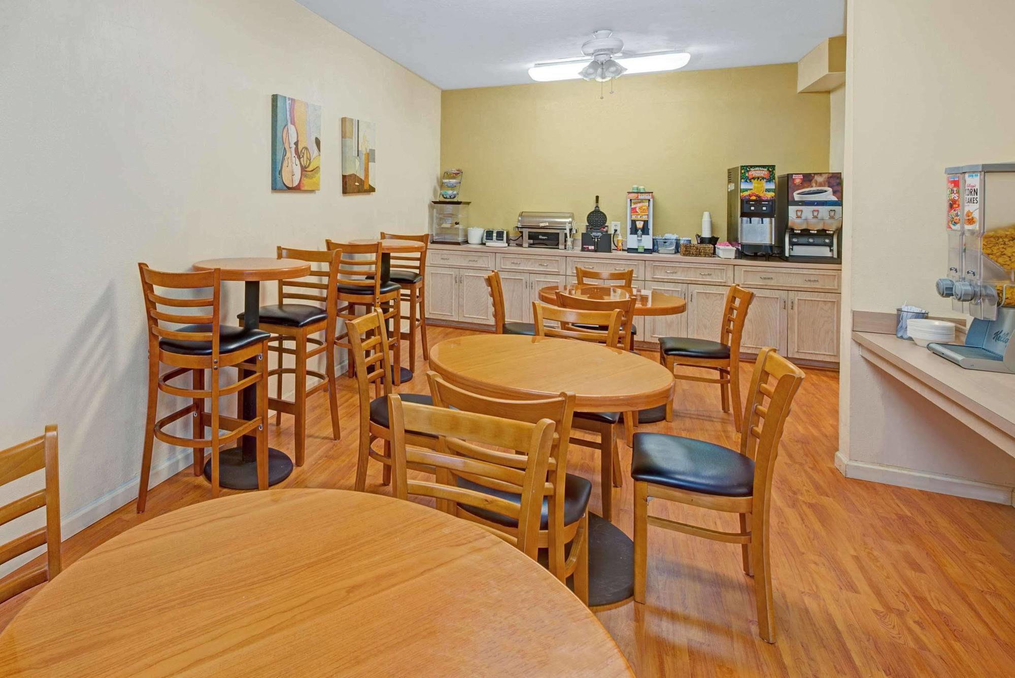 Days Inn & Suites By Wyndham Augusta Near Fort Eisenhower Экстерьер фото