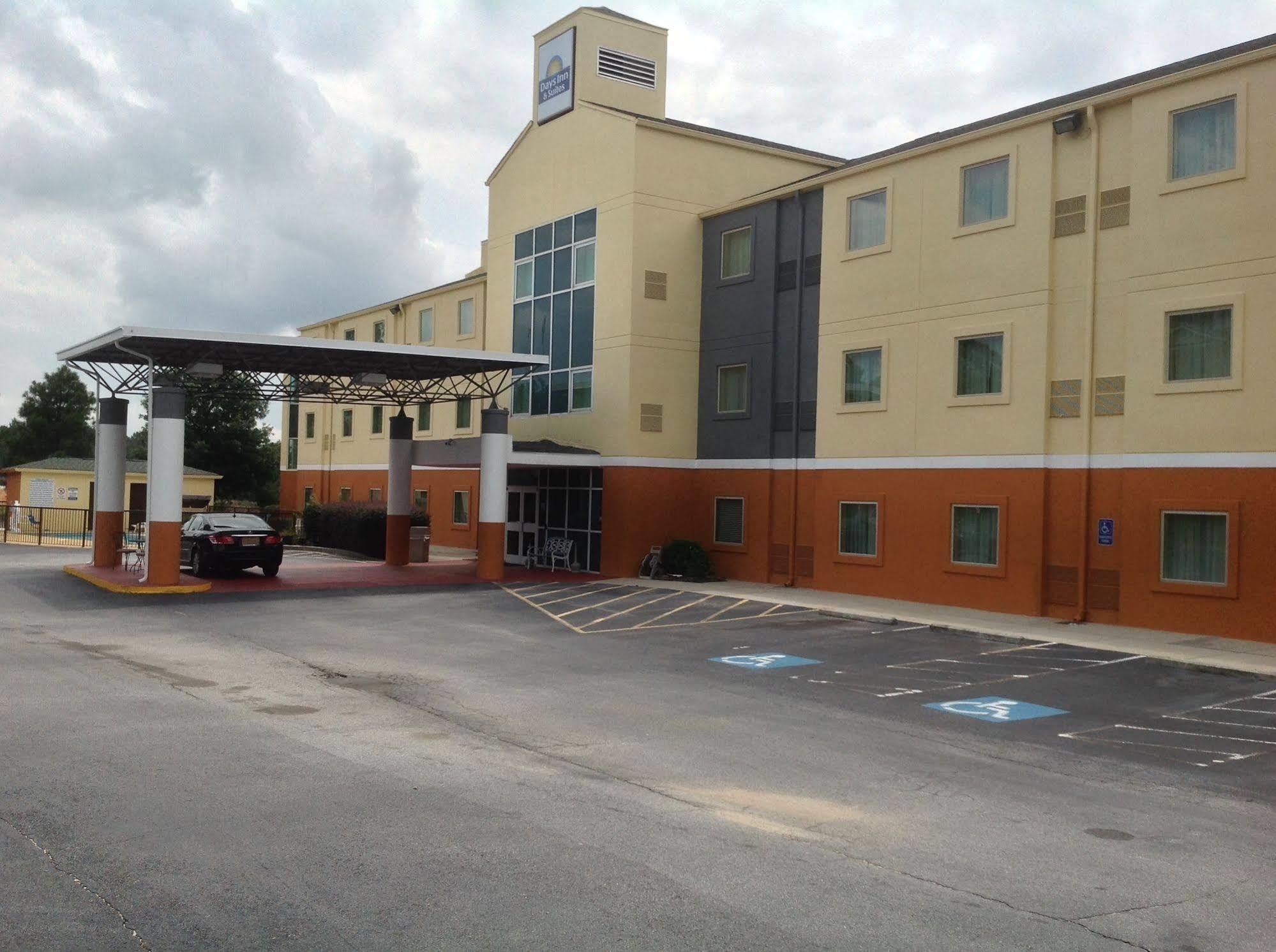 Days Inn & Suites By Wyndham Augusta Near Fort Eisenhower Экстерьер фото