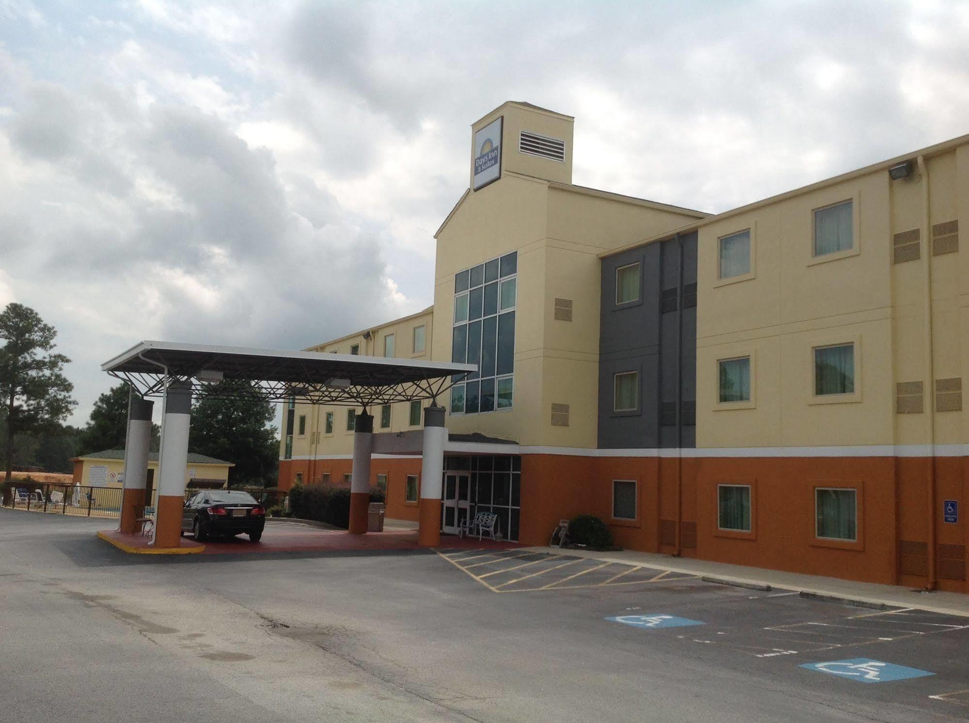 Days Inn & Suites By Wyndham Augusta Near Fort Eisenhower Экстерьер фото