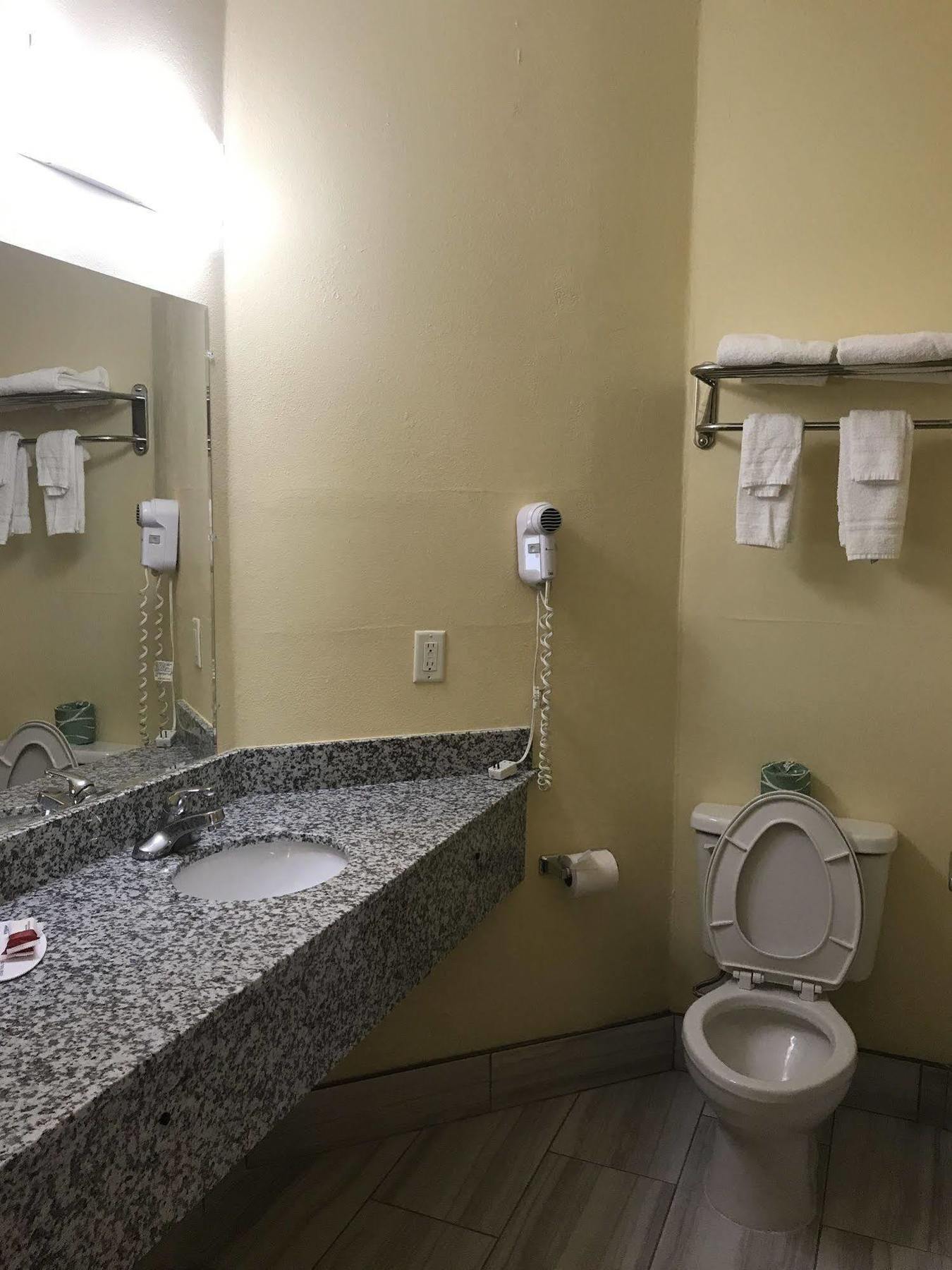 Days Inn & Suites By Wyndham Augusta Near Fort Eisenhower Экстерьер фото