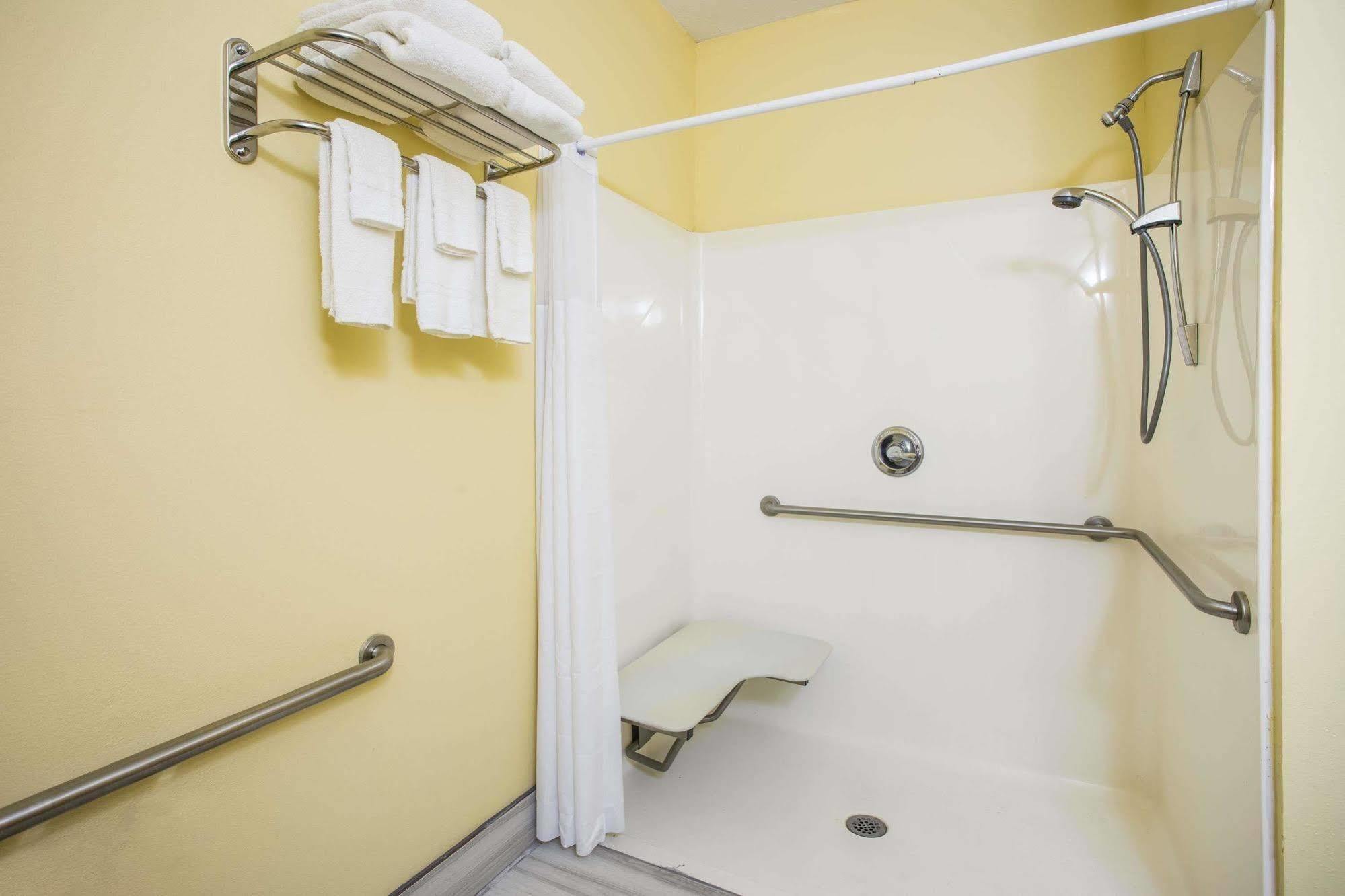 Days Inn & Suites By Wyndham Augusta Near Fort Eisenhower Экстерьер фото